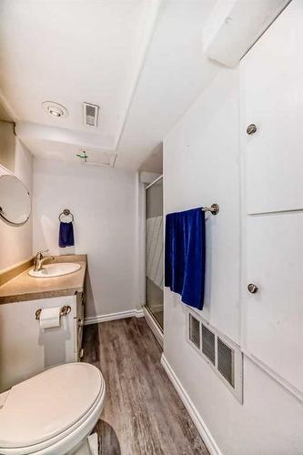 1013 12 Street South, Lethbridge, AB - Indoor Photo Showing Bathroom