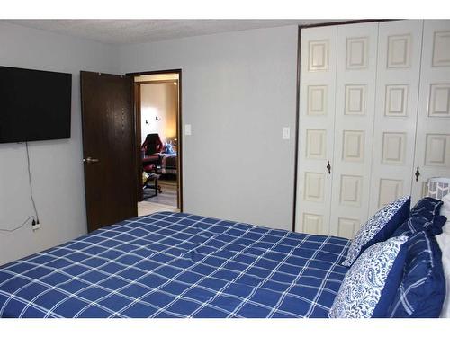 413 7 Street North, Picture Butte, AB - Indoor Photo Showing Bedroom