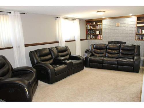 413 7 Street North, Picture Butte, AB - Indoor Photo Showing Living Room