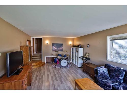 140 2 Street South, Lomond, AB - Indoor Photo Showing Other Room