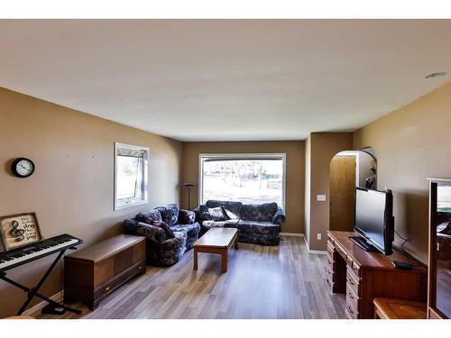 140 2 Street South, Lomond, AB - Indoor Photo Showing Living Room