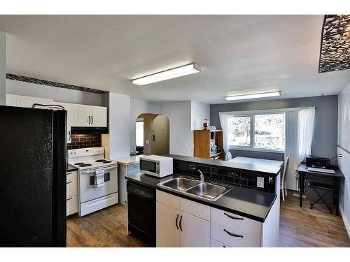 140 2 Street South, Lomond, AB - Indoor Photo Showing Kitchen With Double Sink