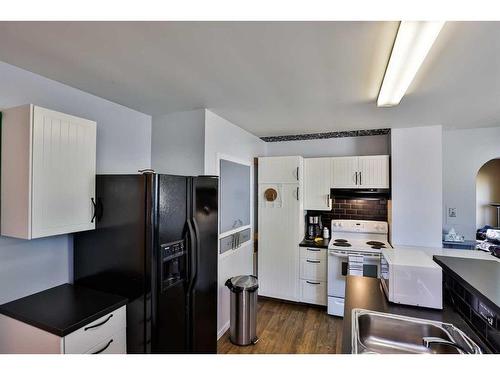 140 2 Street South, Lomond, AB - Indoor Photo Showing Kitchen With Double Sink