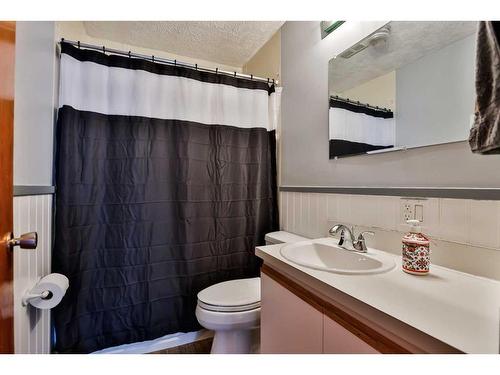 140 2 Street South, Lomond, AB - Indoor Photo Showing Bathroom