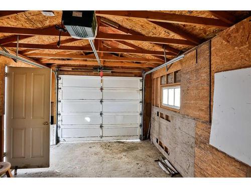 140 2 Street South, Lomond, AB - Indoor Photo Showing Garage