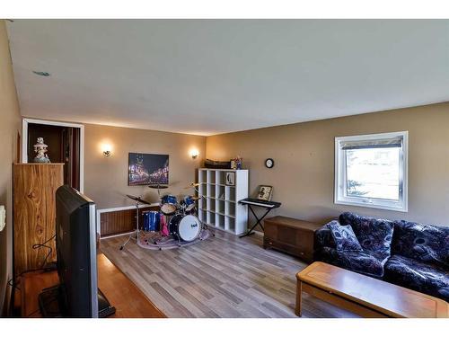 140 2 Street South, Lomond, AB - Indoor Photo Showing Living Room