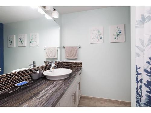 74 Dalhousie Court West, Lethbridge, AB - Indoor Photo Showing Bathroom