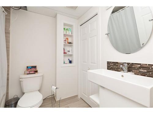 74 Dalhousie Court West, Lethbridge, AB - Indoor Photo Showing Bathroom