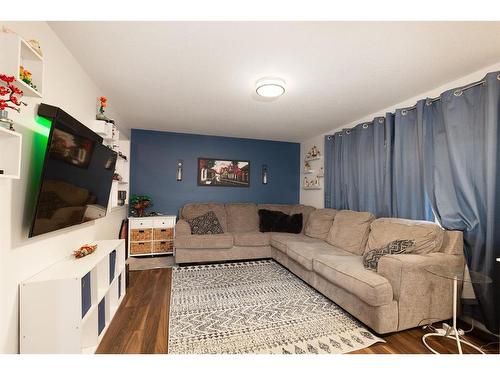 74 Dalhousie Court West, Lethbridge, AB - Indoor Photo Showing Living Room