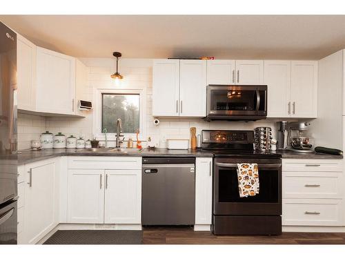 74 Dalhousie Court West, Lethbridge, AB - Indoor Photo Showing Kitchen With Double Sink