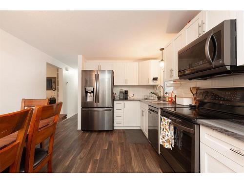 74 Dalhousie Court West, Lethbridge, AB - Indoor Photo Showing Kitchen