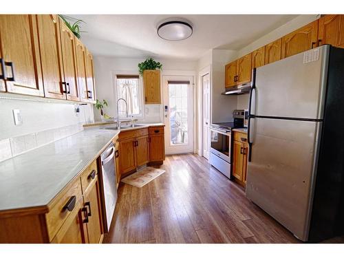 213 Mt Crandell Crescent West, Lethbridge, AB - Indoor Photo Showing Kitchen With Double Sink