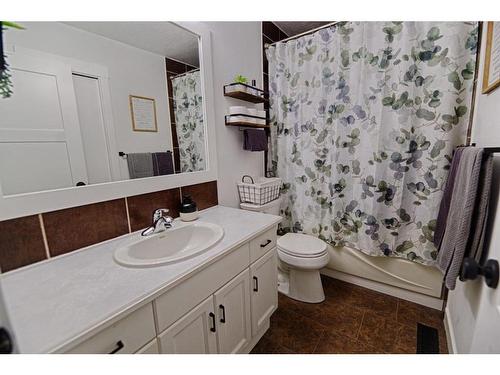 213 Mt Crandell Crescent West, Lethbridge, AB - Indoor Photo Showing Bathroom