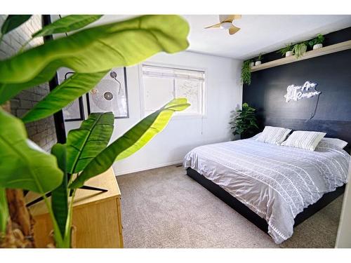 213 Mt Crandell Crescent West, Lethbridge, AB - Indoor Photo Showing Bedroom