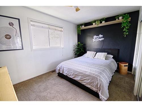 213 Mt Crandell Crescent West, Lethbridge, AB - Indoor Photo Showing Bedroom