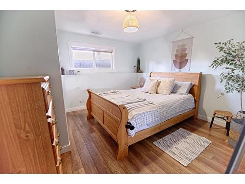 213 Mt Crandell Crescent West, Lethbridge, AB - Indoor Photo Showing Bedroom