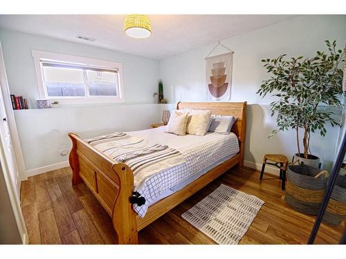 213 Mt Crandell Crescent West, Lethbridge, AB - Indoor Photo Showing Bedroom