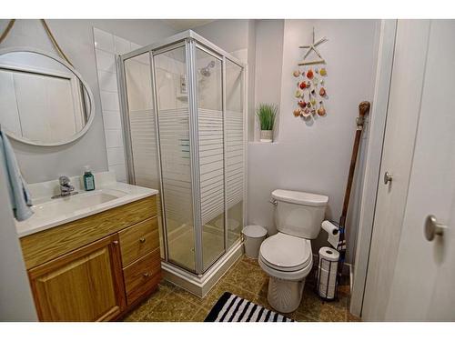 213 Mt Crandell Crescent West, Lethbridge, AB - Indoor Photo Showing Bathroom