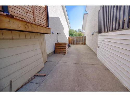 213 Mt Crandell Crescent West, Lethbridge, AB - Outdoor With Exterior