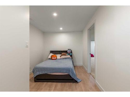 5008 4 Street, Coalhurst, AB - Indoor Photo Showing Bedroom