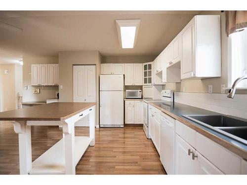 161 Princeton Crescent West, Lethbridge, AB - Indoor Photo Showing Kitchen With Double Sink