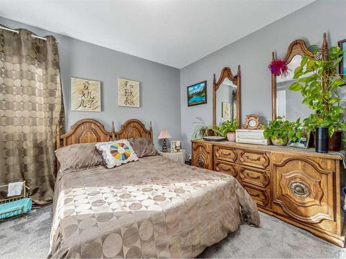 27 Canyon Court West, Lethbridge, AB - Indoor Photo Showing Bedroom