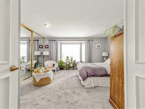 27 Canyon Court West, Lethbridge, AB - Indoor Photo Showing Bedroom