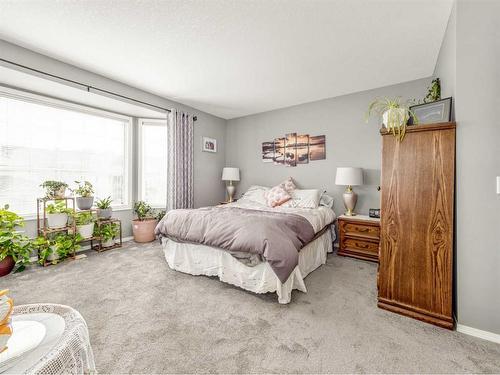 27 Canyon Court West, Lethbridge, AB - Indoor Photo Showing Bedroom