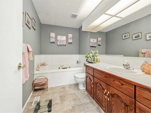 27 Canyon Court West, Lethbridge, AB - Indoor Photo Showing Bathroom