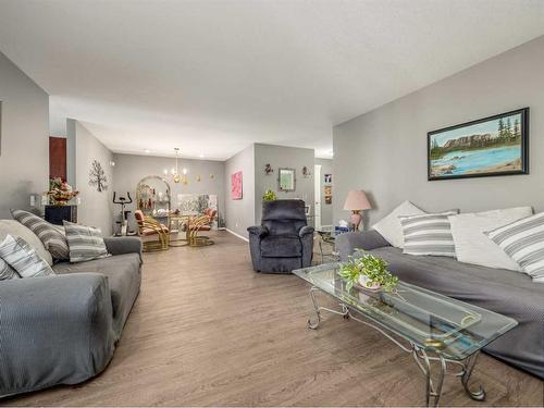 27 Canyon Court West, Lethbridge, AB - Indoor Photo Showing Living Room