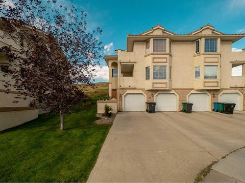 27 Canyon Court West, Lethbridge, AB - Outdoor With Facade