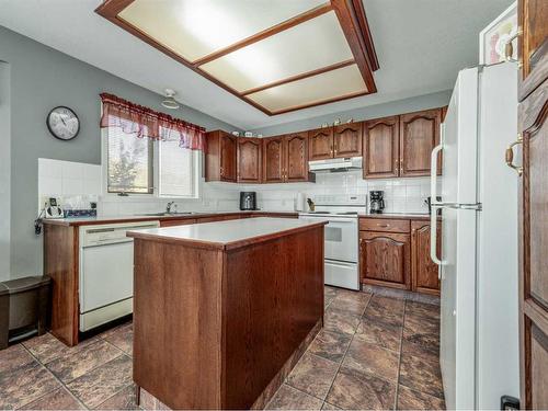 27 Canyon Court West, Lethbridge, AB - Indoor Photo Showing Kitchen