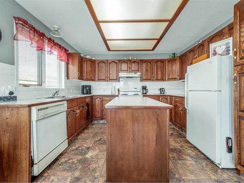 27 Canyon Court West, Lethbridge, AB - Indoor Photo Showing Kitchen