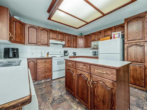 27 Canyon Court West, Lethbridge, AB - Indoor Photo Showing Kitchen With Double Sink