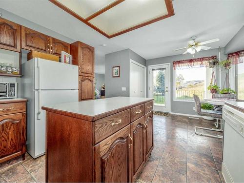 27 Canyon Court West, Lethbridge, AB - Indoor Photo Showing Kitchen