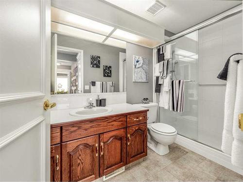 27 Canyon Court West, Lethbridge, AB - Indoor Photo Showing Bathroom