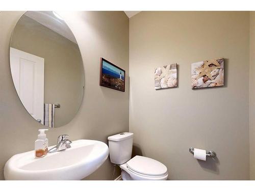 10 Squamish Bay West, Lethbridge, AB - Indoor Photo Showing Bathroom