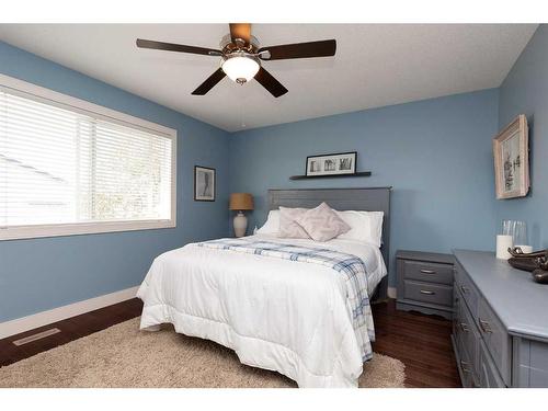 10 Squamish Bay West, Lethbridge, AB - Indoor Photo Showing Bedroom