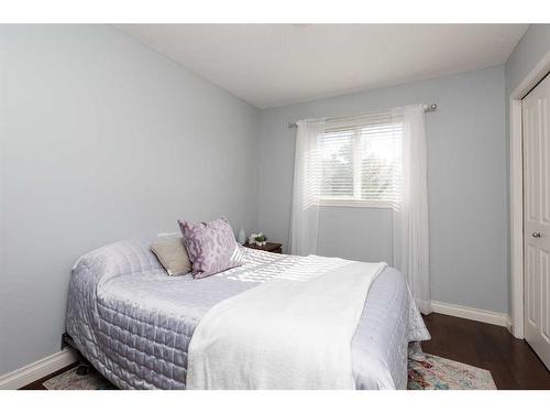 10 Squamish Bay West, Lethbridge, AB - Indoor Photo Showing Bedroom