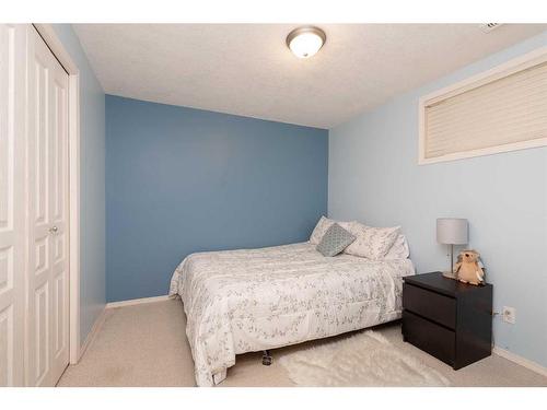 10 Squamish Bay West, Lethbridge, AB - Indoor Photo Showing Bedroom