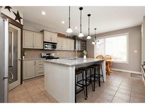 10 Squamish Bay West, Lethbridge, AB - Indoor Photo Showing Kitchen With Stainless Steel Kitchen With Upgraded Kitchen