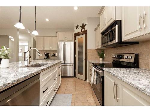 10 Squamish Bay West, Lethbridge, AB - Indoor Photo Showing Kitchen With Stainless Steel Kitchen With Upgraded Kitchen