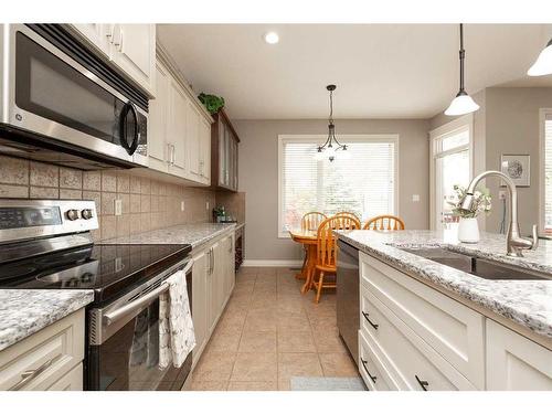 10 Squamish Bay West, Lethbridge, AB - Indoor Photo Showing Kitchen With Upgraded Kitchen