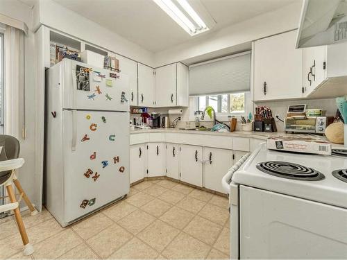 612 Mcdougall Street, Pincher Creek, AB - Indoor Photo Showing Kitchen