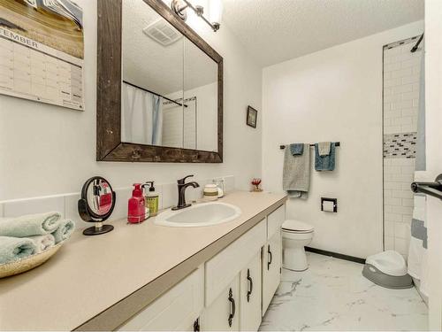 612 Mcdougall Street, Pincher Creek, AB - Indoor Photo Showing Bathroom