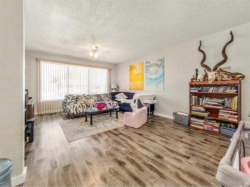 612 Mcdougall Street, Pincher Creek, AB - Indoor Photo Showing Living Room