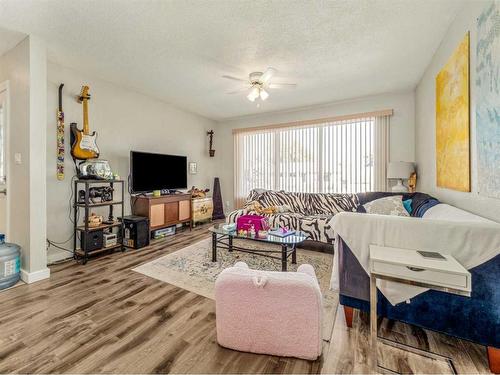 612 Mcdougall Street, Pincher Creek, AB - Indoor Photo Showing Living Room