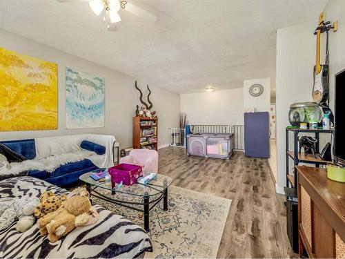 612 Mcdougall Street, Pincher Creek, AB - Indoor Photo Showing Living Room