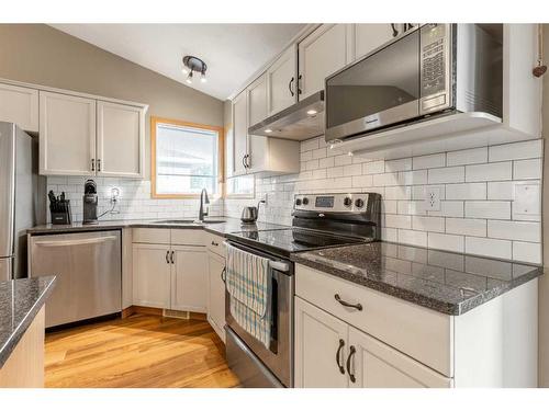 7 Chilcotin Way West, Lethbridge, AB - Indoor Photo Showing Kitchen With Upgraded Kitchen