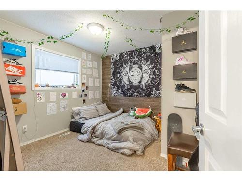 7 Chilcotin Way West, Lethbridge, AB - Indoor Photo Showing Bedroom